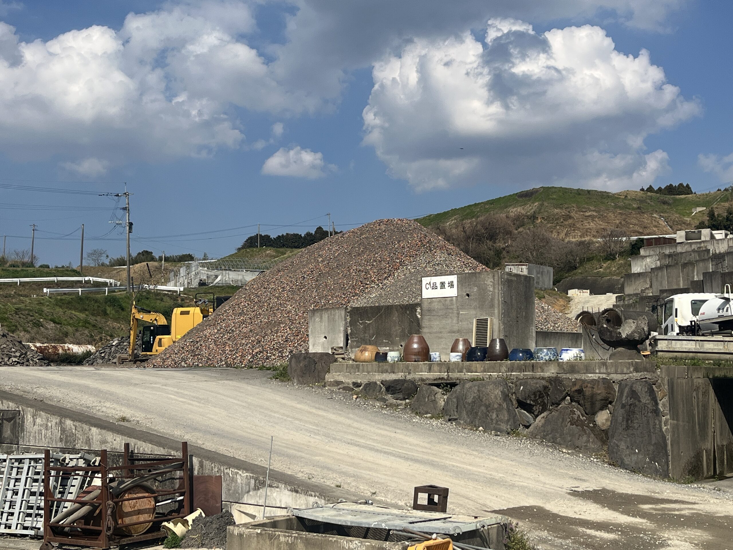 破砕後のがれき類が積み上げられたヤード全景