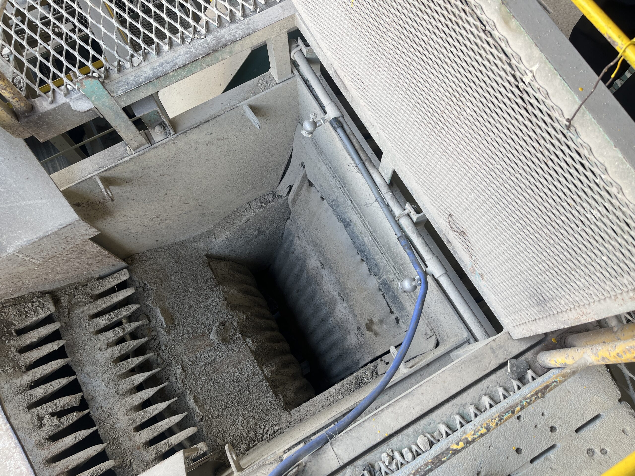 ホッパ・破砕機内部のクローズアップ。歯状プレートと破砕部の構造が確認できる