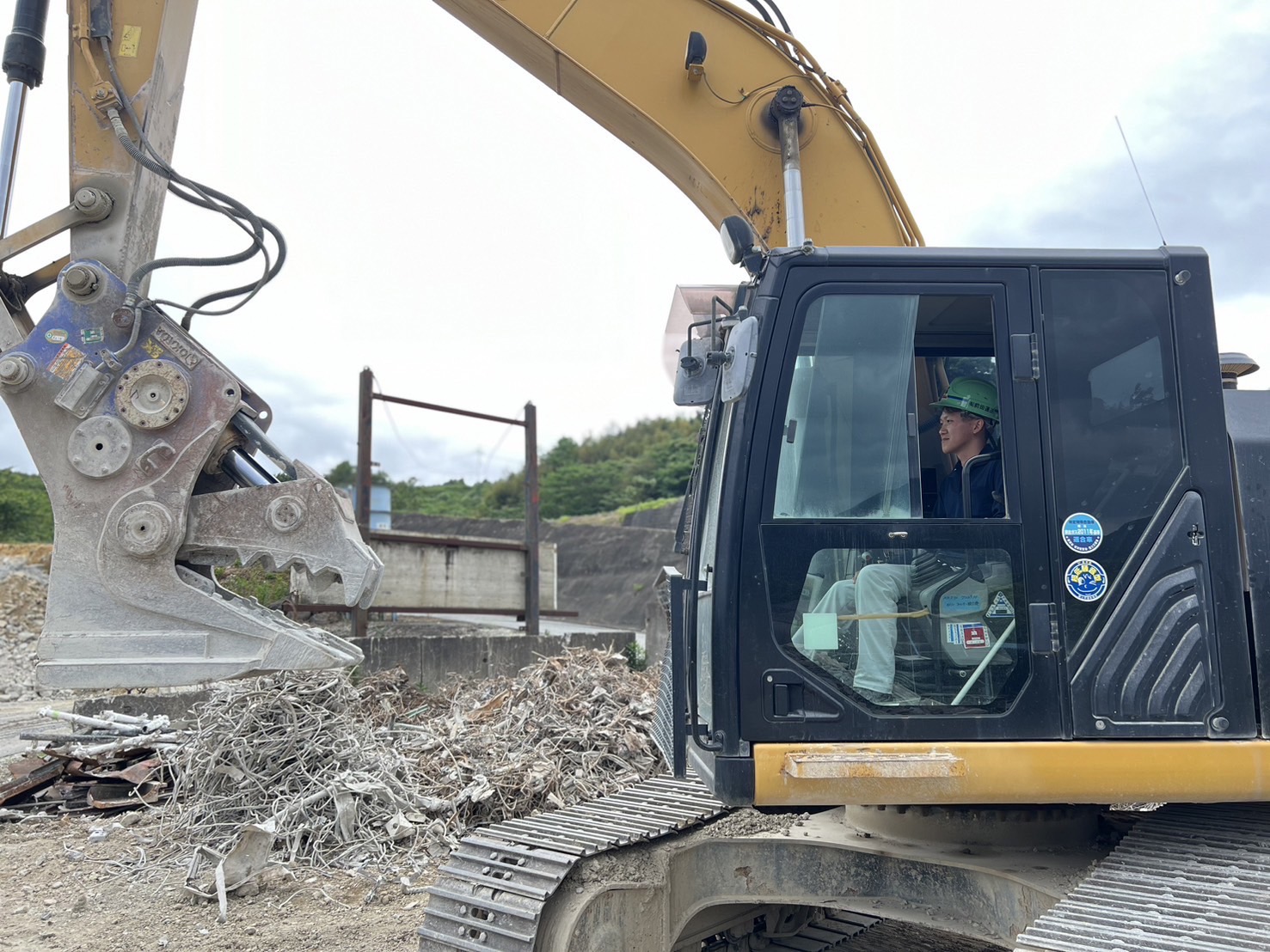 解体工事を行う前田運送のスタッフ